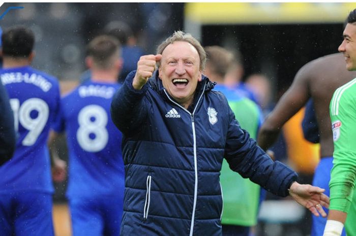 Aksi pelatih Cardiff City, Neil Warnock, usai laga kontra Hull City, Minggu 28 April 2018