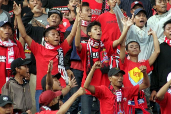 Pendukung Persijap Jepara bernyanyi di Tribune Stadion Manahan, Solo, Jawa Tengah, pada Laga Uji Coba Antara Persis Solo melawan Persijap jepara, Minggu (8/4/2018).