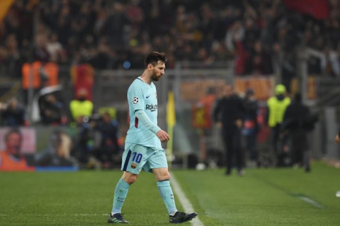 Bintang FC Barcelona, Lionel Messi, berjalan gontai setelah timnya dikalahkan AS Roma dalam partai Liga Champions di Stadio Olimpico, Roma, 10 April 2018.