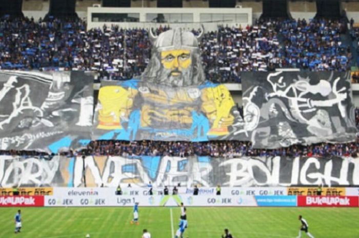 Koreografi 3-D Viking di Tribune Timur GBLA, Senin (26/03/2018).