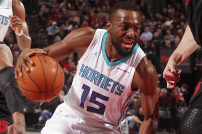 Aksi Kemba Walker (jersey putih #15) saat membela Charlotte Hornets melawan Portland Trail Blazers pada laga lanjutan NBA musim 2017/2018, Kamis (8/2/2018) waktu Amerika Serikat.