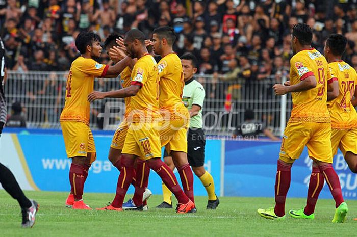 Pemain Sriwijaya FC melakukan selebrasi setelah mencetak gol.