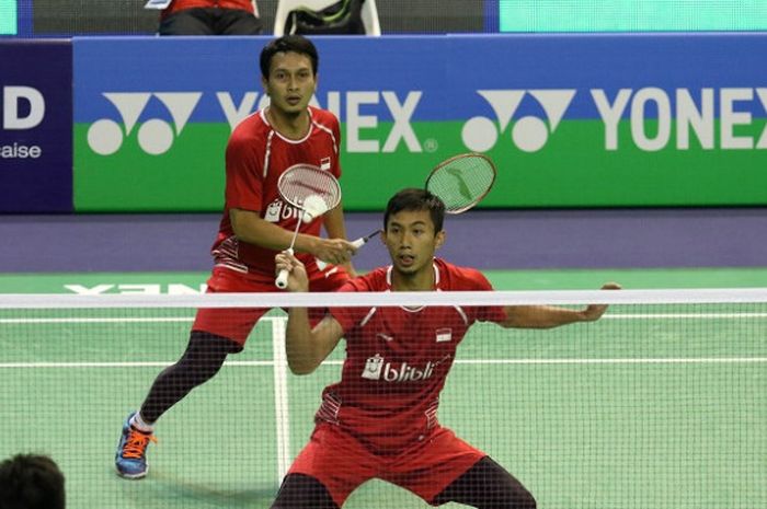 Pasangan ganda putra Indonesia, Mohammad Ahsan/Rian Agung Saputro, mengembalikan kok ke arah He Jiting/Tan Qiang (China). Ahsan/Hendra kalah 13-21, 16-21 pada babak kedua Prancis Terbuka yang berlangsung di Stade Pierre de Coubertin, Kamis (26/10/2017).