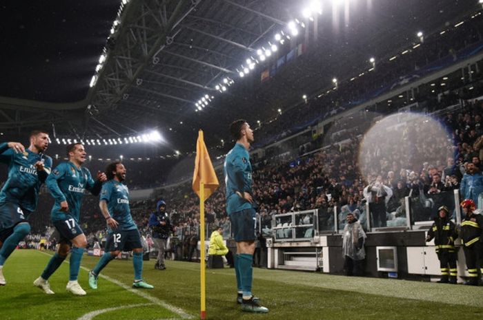 Megabintang Real Madrid, Cristiano Ronaldo (kanan), merayakan gol yang dicetak ke gawang Juventus dalam laga leg pertama perempat final Liga Champions di Stadion Allianz, Turin, Italia pada 3 April 2018.