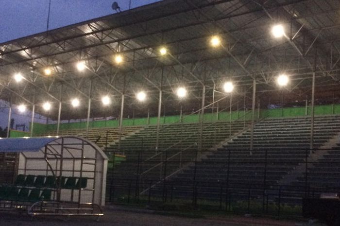 Penampakan tribun tertutup Stadion Teladan di malam hari. Stadion ini akan menjadi homebase PSMS Medan di Liga 1