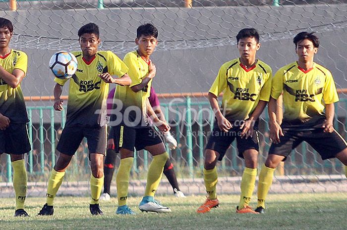 Pemain-pemain Persegres Putra saat kontra Madiun United, Rabu (11/4/2018) di Gelora Joko Samudro pada laga Liga 3 Grup B regional Jawa Timur.