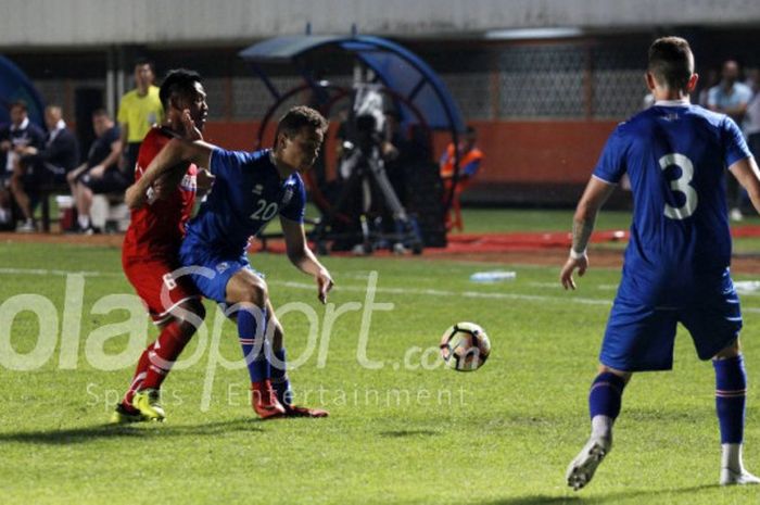 Pemain Indonesia Selection, Toni Sucipto, berebut bolad engan pemain timnas Islandia, Mikael Neville Anderson, pada laga persahabatan di Stadion Maguwoharjo, Sleman, Kamis (11/1/2018).