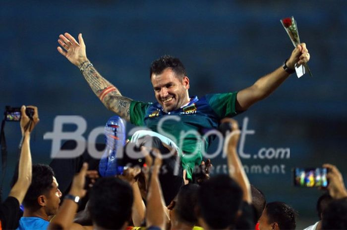 Pelatih Bhayangkara FC, Simon McMenemy saat merayakan Juara Liga 1 setelah menang atas Madura United di Stadion Bangkalan, Madura, Rabu (8/11/2017) malam.