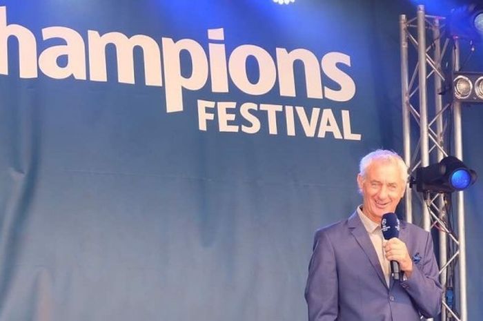 Legenda sepak bola Wales dan Duta Final Liga Champions 2017, Ian Rush, berbicara di atas panggung di Fan Zone Champions Festival, Cardiff, Wales, pada Kamis, 1 Juni 2017.