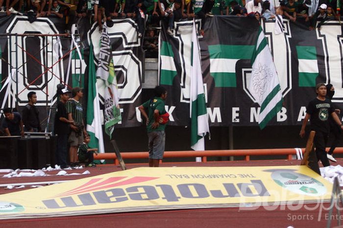 Papan e board roboh saat terjadi kerusuhan karena sebagian Bonek turun ke lapangan.