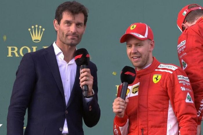 Pebalap Scuderia Ferrari, Sebastian Vettel (kanan), diwawancarai saat berada di atas podium GP Australia, di Sirkuit Grand Prix Melbourne, Australia, Minggu (25/3/2018).