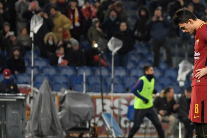 Ekspresi Diego Perotti setelah gagal mencetak gol dari titik penalti pada laga lanjutan Liga Italia antara AS Roma melawan Cagliari di Stadion Olimpico, Sabtu (16/12/2017) waktu setempat.