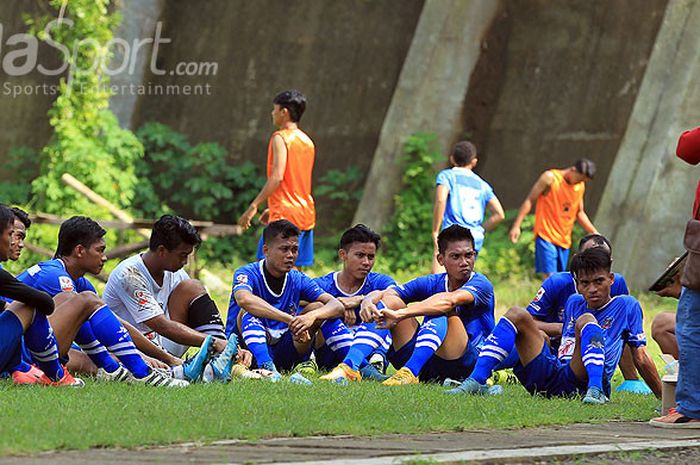 Pemain Persigo Semeru FC beristirahat sambil mendengarkan arahan Manajer Semeru FC, Miko Agus Pribadi, saat melakoni laga uji coba melawan Perseru Serui di Lapangan UMM Malang, Jawa Timur (19/02/2018). 