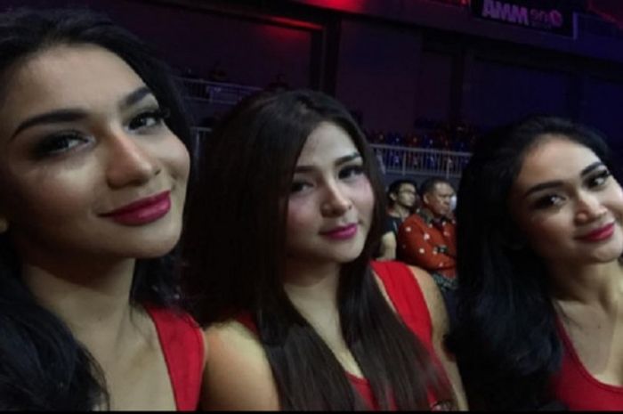 (dari ki-ka) Siva Aprilia, Thya Sethya, dan Lavenia Oviola adalah 3 wanita yang dipercaya sebagai One Pride Angels pada One Pride MMA Fight 14, Sabtu (4/11/2017).