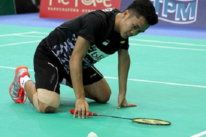 Anthony Sinisuka Ginting menatap shuttle cock yang berada di daerah permainannya saat bertanding melawan Kazumasa Sakai pada Kejuaraan Beregu Asia 2018 di Stadium Sultan Abdul Halim, Kedah, Malaysia (9/2/2018).