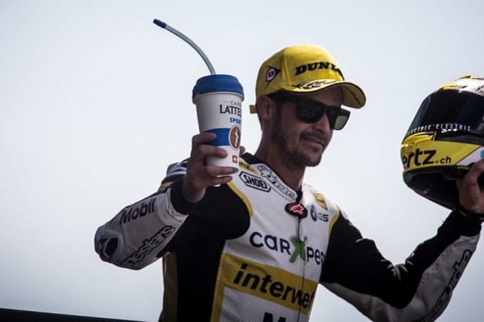 Pebalap CarXpert Interwetten, Thomas Luthi, merayakan keberhasilannya finis ketiga di Moto2 Prancis (21/5/2017).