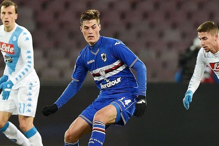 Aksi striker Sampdoria, Patrik Schick (tengah), berusaha melewati dua pemain Napoli dalam pertandingan Serie A 2016-2017 di Stadio San Paolo, Naples, Italia, pada 7 Januari 2017.