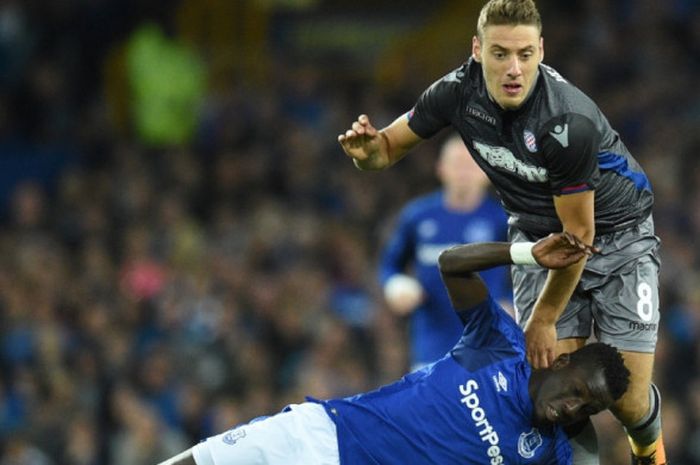 Aksi gelandang Hajduk Split, Nikola Vlasic (atas), kontra pemain Everton, Idrissa Gueye, dalam partai Liga Europa di Goodison Park, 17 Agustus 2017.