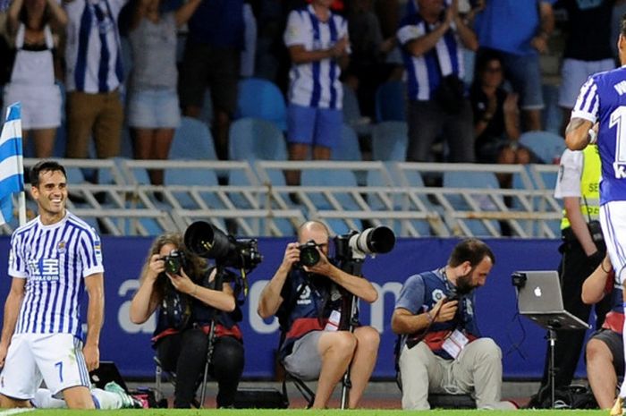 Pemain Real Sociedad, Juanmi (kiri), merayakan gol yang dia cetak ke gawang Villarreal dalam laga Liga Spanyol di Stadion Anoeta, San Sebastian, pada 25 Agustus 2017.