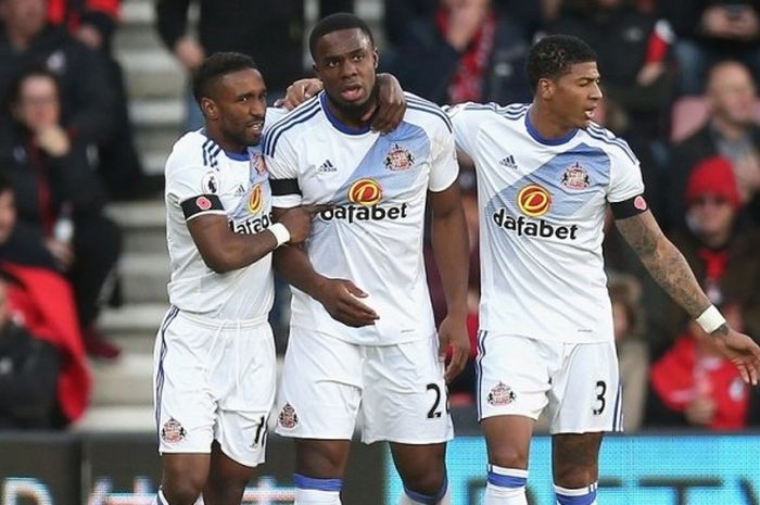 Jermain Defoe, Victor Anichebe, dan Patrick van Aanholt merayakan gol Sunderland ke gawang AFC Bournemouth, Sabtu (5/11/2016). 