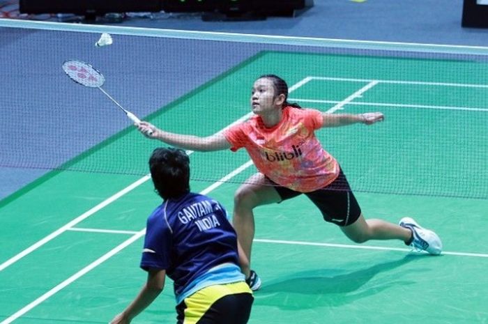 Pebulu tangkis tunggal putri Indonesia, Aurum Oktavia Winata sedang mengembalikan kok dari Shikha Gautam, pada partai kedua laga perebutan peringkat ke-5 hingga ke-8 Kejuaraan Dunia Junior 2016 yang berlangsung di Bilbao Arena, Sabtu (5/11/2016).