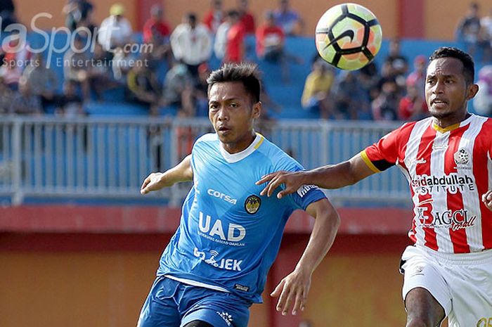 Aksi gelandang Persepam Madura Utama, Moses Nasaret (kanan), saat tampil melawan PSIM Jogyakarta dalam laga lanjutan Liga 2 di Stadion Gelora Ratu Pamellingan Pamekasan, Kamis (14/09/2017) sore. 