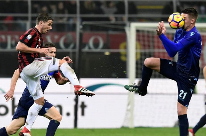 Gelandang Lazio, Sergej Milinkovic-Savic (kanan), terkena bola dari tendangan pemain AC Milan, Lucas Biglia, dalam laga leg pertama semifinal Coppa Italia di Stadion San Siro, Milan, pada 31 Januari 2018.