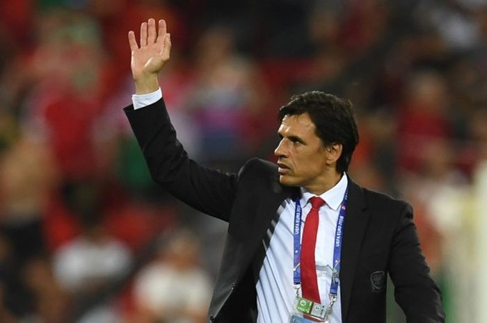 Pelatih Wales, Chris Coleman, melambaikan tangan ke pendukung usai semifinal Euro 2016 melawan Portugal di Parc Olympique Lyonnais, Lyon, 6 Juli 2016.