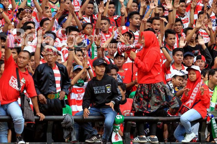 Suporter Madura United menyoraki tim kebanggaan mereka di Piala Presiden 2018.