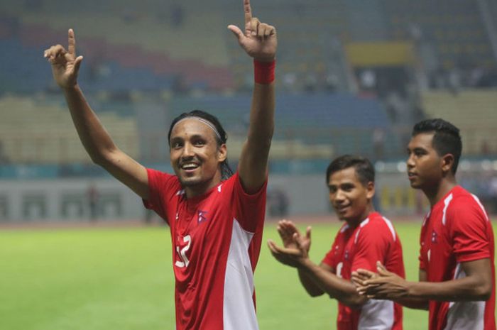 Gelandang timnas Nepal, Rohit Chand mengucapkan terima kasih atas dukungan yang diberikan The Jakmania saat timnya menghadapi timnas Jepang di Stadion Wibawa Mukti, Cikarang, Selasa (14/8/2018).