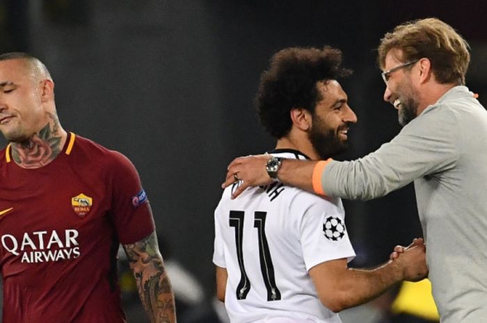   Pelatih Liverpool FC, Juergen Klopp (kanan), melakukan selebrasi dengan Mohamed Salah seusai laga leg kedua semifinal Liga Champions kontra AS Roma di Stadion Olimpico, Roma, Italia pada 2 Mei 2018.  