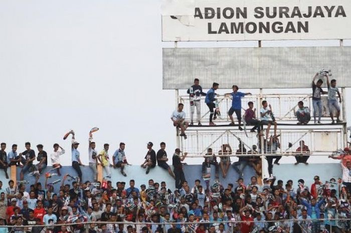 Suporter Persela, LA Mania yang memadati Stadion Surajaya di Lamongan pada musim 2016. 