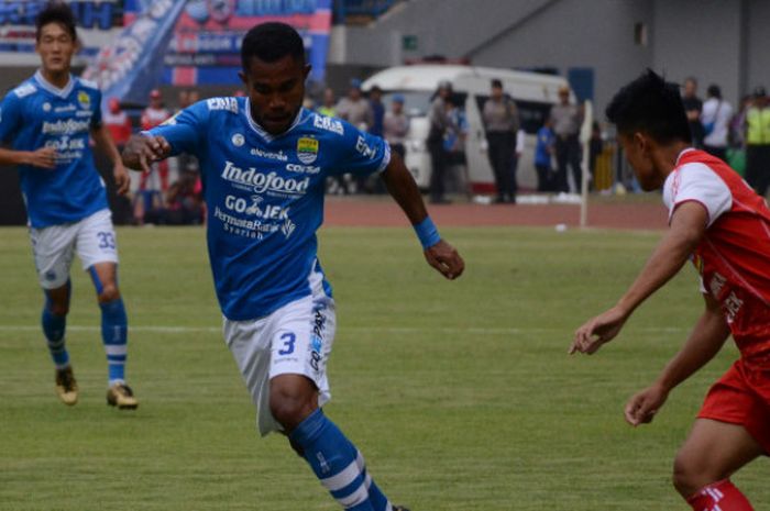 Bek Persib Bandung, Ardi Idrus saat melawan Arema di Stadion Gelora Bandung Lautan Api, Kamis (13/9/