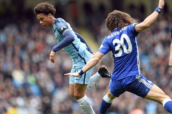 Gelandang Manchester City, Leroy Sane, berhasil melewati hadangan bek Chelsea, David Luiz, saat kedua tim bentrok dalam laga Premier League 2016-2017 di Stadion Etihad, Manchester, pada 3 Desember 2016.