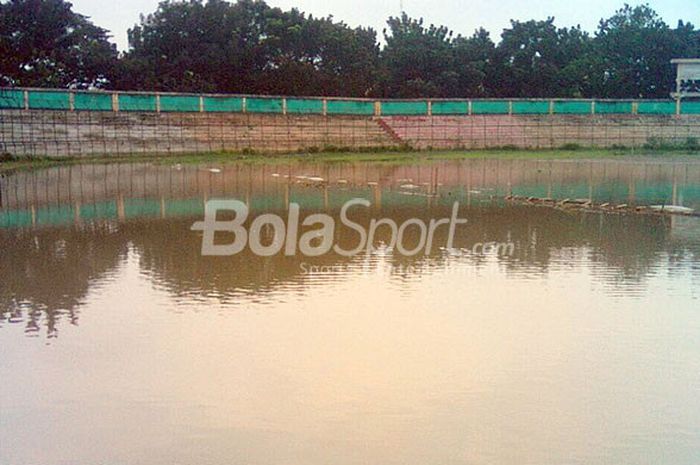 Lapangan Stadion Teladan, Medan, yang sedang direnovasi terendam air pasca hujan deras.