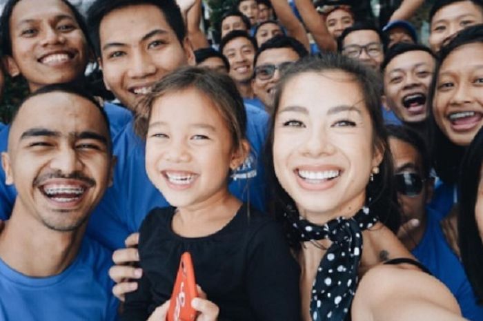 Jennifer Bachdim dan Kiyomi melakukan selfie dengan para peserta Pocari Sweat Run