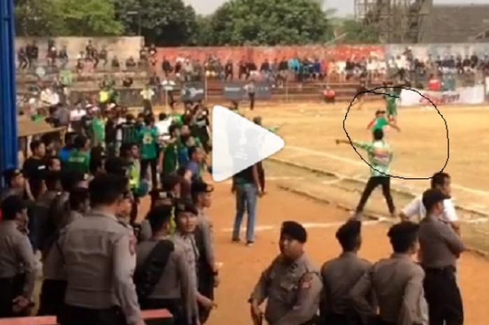 Gambar lingkaran hitam menunjukan suporter melemparkan botol kepada para pemain Persikabo Kabupaten Bogor dan Bogor FC.