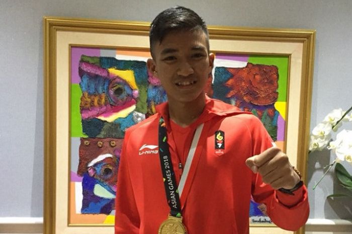 Karateka Indonesia peraih emas Asian Games 2018, Rifki Ardiansyah Arrosyiid, setelah menjadi pengisi acara di Jakarta, Rabu (29/8/2018).