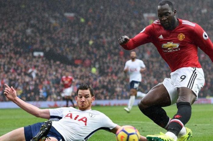 Romelu Lukaku (kanan) melepaskan tembakan yang gagal menghasilkan gol dalam partai Manchester United lawan Tottenham Hotspur di Old Trafford, Manchester, 28 Oktober 2017.