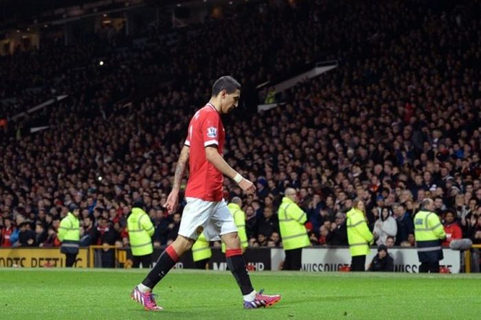 Angel Di Maria berjalan keluar lapangan saat masih memperkuat Manchester United.