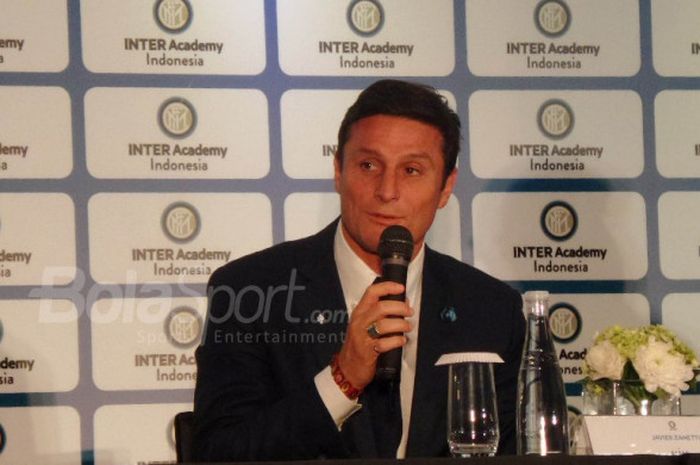 Wakil Presiden Inter Milan, Javier Zanetti, berbicara soal Inter Academy Indonesia dalam konferensi pers di Fairmont Hotel, Jakarta, Rabu (14/2/2018).