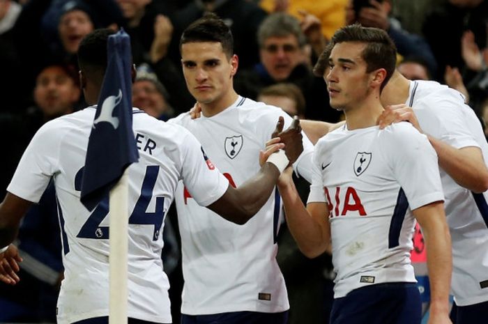 Gelandang Tottenham Hotspur, Erik Lamela (kedua dari kiri), merayakan gol yang dia cetak ke gawang Newport County dalam laga ulangan babak keempat Piala FA di Stadion Wembley, London, Inggris, pada 7 Februari 2018.