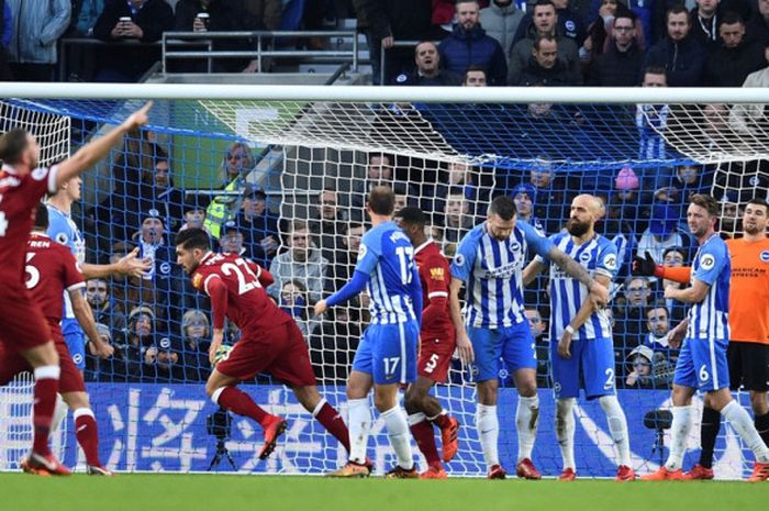 Gelandang Liverpool FC, Emre Can (keempat dari kiri), merayakan gol yang dia cetak ke gawang Brighton & Hove Albion dalam laga Liga Inggris di Stadion Amex, Brighton, pada 2 Desember 2017.