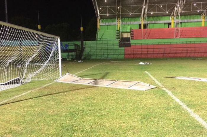 Kondisi lapangan di Stadion Teladan pasca bentrok penonton dengan pihak kepolisian seusai laga PSMS Medan kontra tamunya PSM Makassar, 23 Juli 2018.