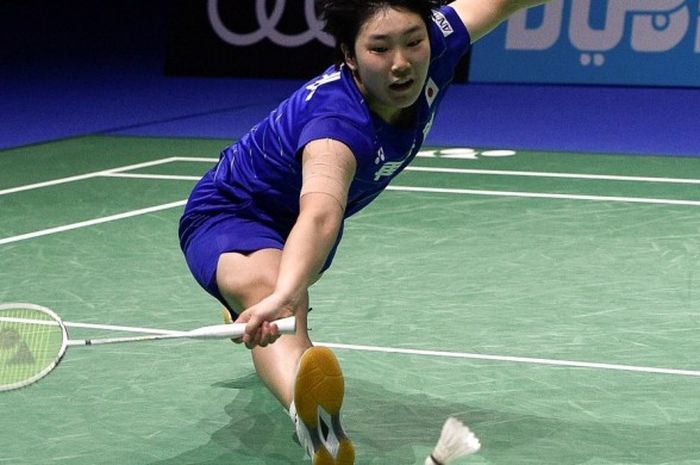 Pebulu tangkis tunggal putri Jepang, Akane Yamaguchi, berupaya menjangkau kok yang dilepas lawannya, Sun Yu (China), pada laga penyisihan hari ketiga turnamen BWF Dubai World Super Series Finals di Hamdan Sports Complex, Dubai, Uni Emirat Arab, 16 Desember 2016.