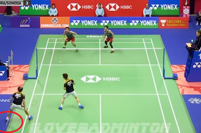 Marcus Fernaldi Gideon menyingkap karpet lapangan di final Hong Kong Open 2018 pada Minggu (18/11/2018) di Hong Kong Coliseum, Kowloon.