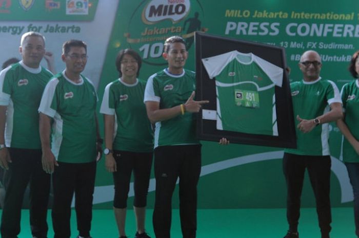 Wakil Gubernur DKI Jakarta Sandiaga Uno menandatangani kaus peserta sebagai simbolis wujud partisipasi terhadap MILO Jakarta International 10K 2018 dengan didampingi oleh Presiden Direktur PT Nestlé Indonesia Dharnesh Gordhon pada acara kick-off MILO Jakarta International 10K di FX Sudirman, Minggu (13/5/2018).