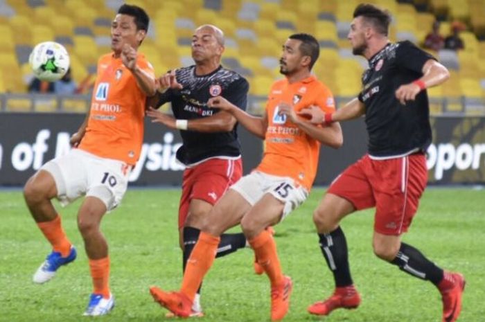 Duo pemain Persija, Ivan Carlos dan Marko Simic (kanan) duel dengan dua pilar Ratchaburi FC, Apiwat Ngaolamhin (kiri) serta Phuritad Jarikanon pada laga perdana turnamen pra-musim Boost SportsFix Super Cup 2018 di Stadion Nasional Malaysia, Kuala Lumpur, Sabtu (13/1/2018) malam. 