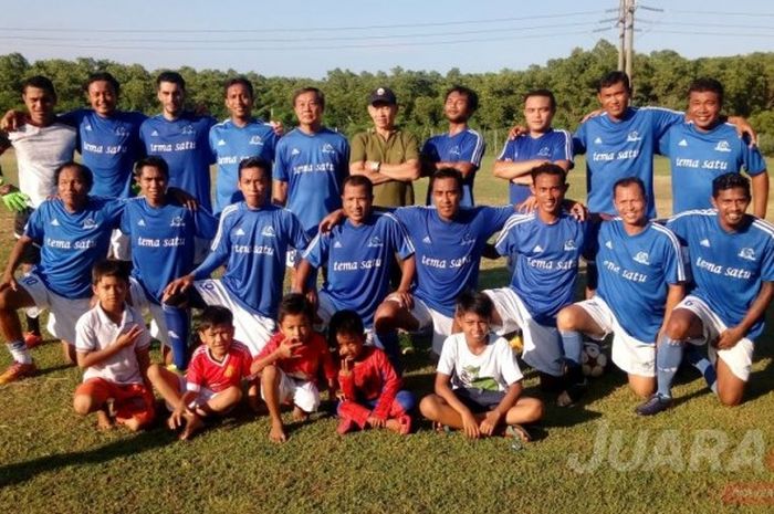 Para pemain Veteran Mitra Devata menyempatkan foto bersama di Lapangan Jimbaran, Kamis (27/4/2017).