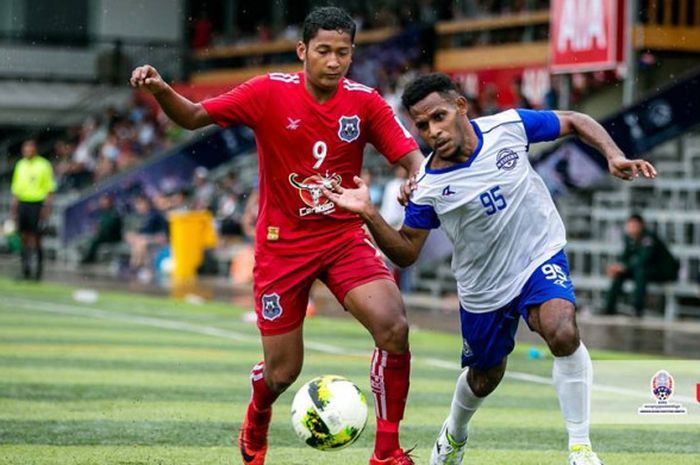 Penyerang Western Phnom penh FC asal Indonesia, Yuspen Uopdana (95) mencoba lepas dari hadangan pemain bertahan PKR Svay Rieng pada laga Liga Kamboja 2018 di Stadion Western, 19 Agustus 2018. 